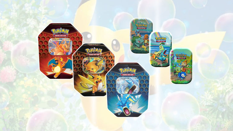 Pokémon TCG Tin-boxar med karaktärer som Charizard, Raichu, Gyarados och starter-Pokémon som Bulbasaur, Squirtle och Totodile, fyllda med exklusiva kort och booster packs.
